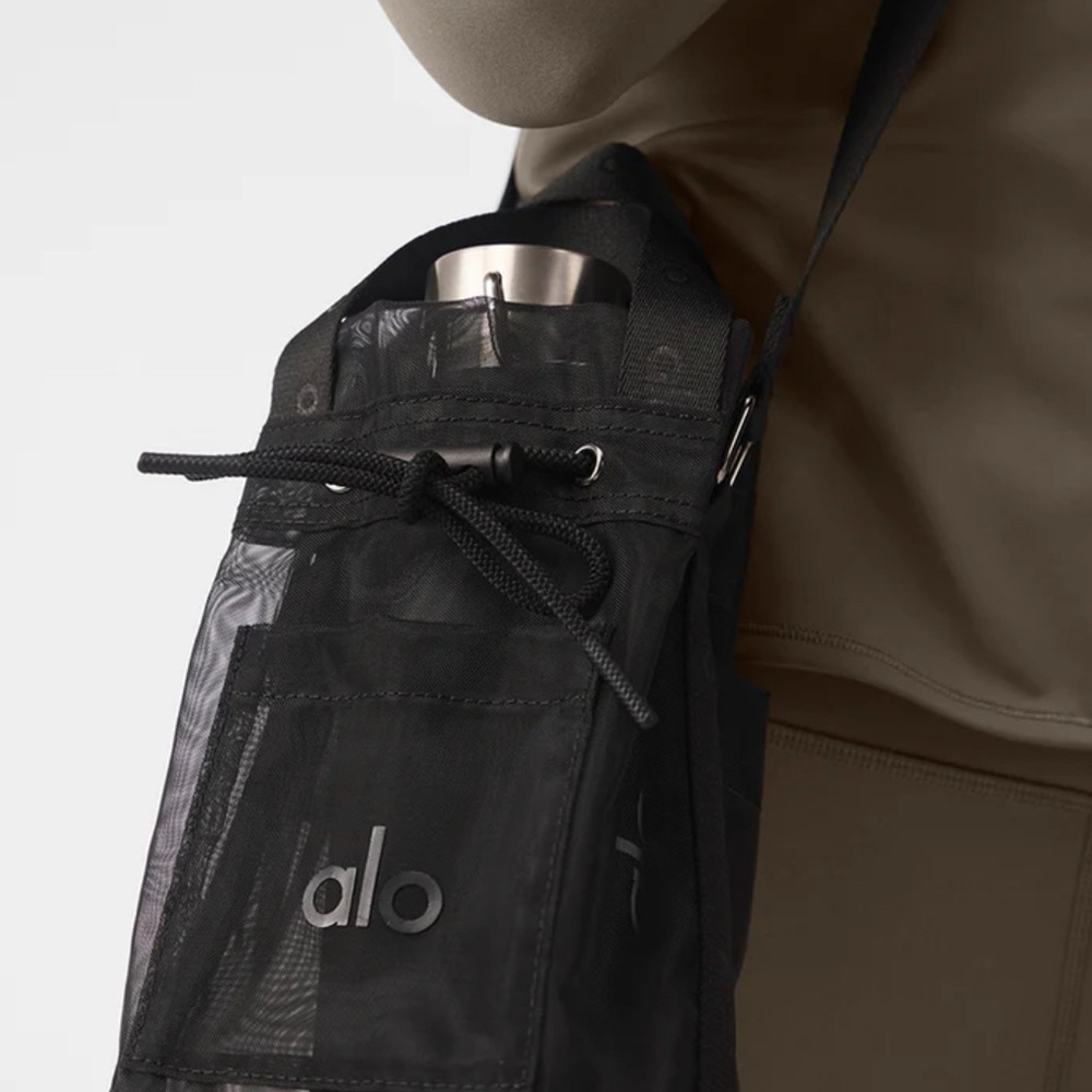 ALO Yoga Black Belt Bag Functional and Stylish NWT!!!